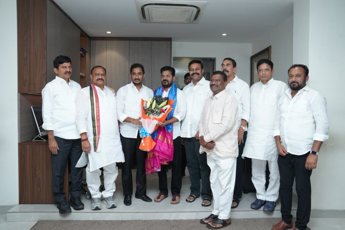 Congress4TS's tweet photo. Congress Graduate MLC Candidates Meet CM Revanth Reddy

ముఖ్య‌మంత్రి రేవంత్ రెడ్డిని మ‌ర్యాద‌పూర్వ‌కంగా క‌లిసిన శాస‌న మండ‌లి కాంగ్రెస్ అభ్య‌ర్థులు సామ రామ్మోహ‌న్ రెడ్డి, రాంరెడ్డి స‌ర్వోత్త‌మ్ రెడ్డి

* త‌మ‌ను అభ్య‌ర్థులుగా ప్ర‌క‌టించినందుకు ముఖ్య‌మంత్రికి కృత‌జ్ఞ‌తలు తెలిపిన సామ రామ్మోహ‌న్ రెడ్డి, రాంరెడ్డి స‌ర్వోత్త‌మ్ రెడ్డి

* సామ రామ్మోహన్ రెడ్డి, రాంరెడ్డి సర్వోత్తమ్ రెడ్డిలకు అభినందనలు తెలిపిన సీఎం రేవంత్ రెడ్డి 

* ఓట‌ర్ల న‌మోదు, ప్ర‌చారంపై అభ్య‌ర్థుల‌కు సూచ‌న‌లు ఇచ్చిన ముఖ్య‌మంత్రి రేవంత్ రెడ్డి

Congress party Graduate MLC candidates Sama Ram Mohan Reddy and Ram Reddy Sarvotham Reddy paid a courtesy visit to Telangana Chief Minister Revanth Reddy at his residence.

• @RamMohanINC
