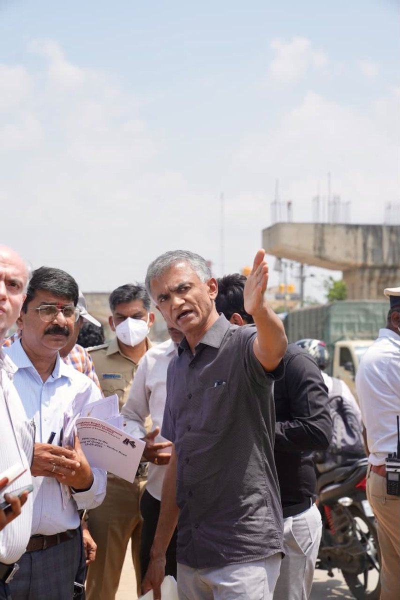krishnabgowda's tweet photo. Inspected the ongoing work to decongest the Varthur–Gunjur Road, along with officials. Critical stretches are being taken up for repair, with short-, medium- and long-term measures being implemented to ease congestion and improve road conditions.

Work on the entire stretch of Athibelle-Dommasandra-Gunjur -Varthur is underway and our focus is on results on the ground.
#BetterBengaluru