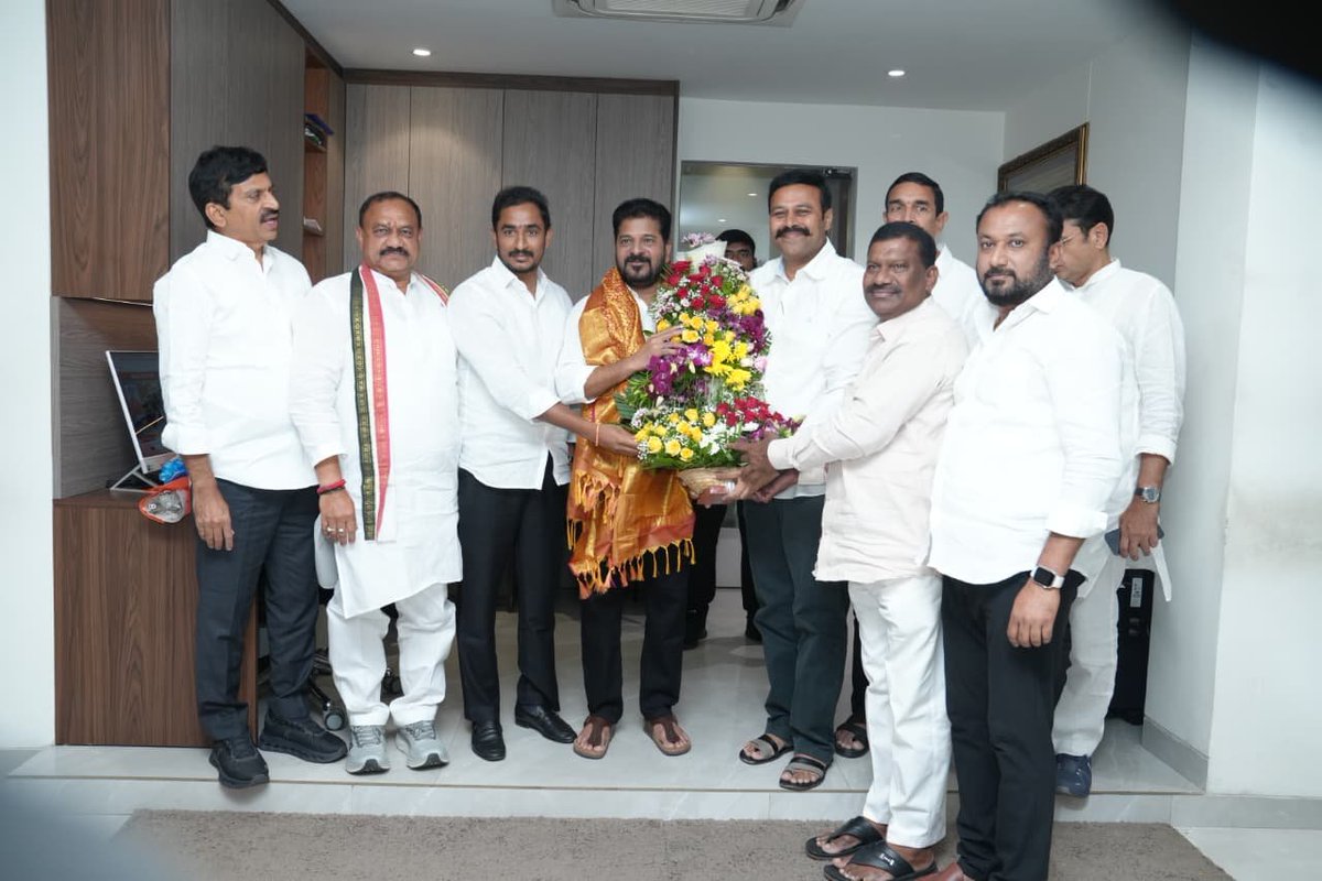 Congress4TS's tweet photo. Congress Graduate MLC Candidates Meet CM Revanth Reddy

ముఖ్య‌మంత్రి రేవంత్ రెడ్డిని మ‌ర్యాద‌పూర్వ‌కంగా క‌లిసిన శాస‌న మండ‌లి కాంగ్రెస్ అభ్య‌ర్థులు సామ రామ్మోహ‌న్ రెడ్డి, రాంరెడ్డి స‌ర్వోత్త‌మ్ రెడ్డి

* త‌మ‌ను అభ్య‌ర్థులుగా ప్ర‌క‌టించినందుకు ముఖ్య‌మంత్రికి కృత‌జ్ఞ‌తలు తెలిపిన సామ రామ్మోహ‌న్ రెడ్డి, రాంరెడ్డి స‌ర్వోత్త‌మ్ రెడ్డి

* సామ రామ్మోహన్ రెడ్డి, రాంరెడ్డి సర్వోత్తమ్ రెడ్డిలకు అభినందనలు తెలిపిన సీఎం రేవంత్ రెడ్డి 

* ఓట‌ర్ల న‌మోదు, ప్ర‌చారంపై అభ్య‌ర్థుల‌కు సూచ‌న‌లు ఇచ్చిన ముఖ్య‌మంత్రి రేవంత్ రెడ్డి

Congress party Graduate MLC candidates Sama Ram Mohan Reddy and Ram Reddy Sarvotham Reddy paid a courtesy visit to Telangana Chief Minister Revanth Reddy at his residence.

• @RamMohanINC