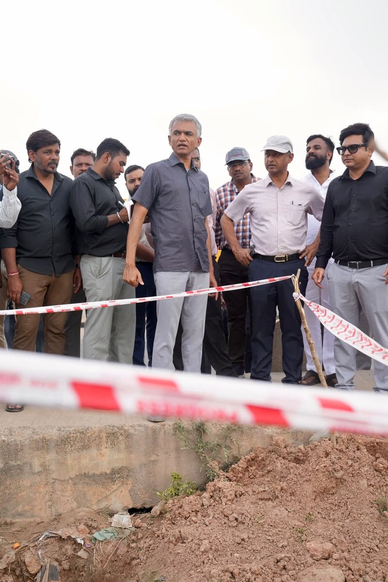 krishnabgowda's tweet photo. Inspected the ongoing work to decongest the Varthur–Gunjur Road, along with officials. Critical stretches are being taken up for repair, with short-, medium- and long-term measures being implemented to ease congestion and improve road conditions.

Work on the entire stretch of Athibelle-Dommasandra-Gunjur -Varthur is underway and our focus is on results on the ground.
#BetterBengaluru