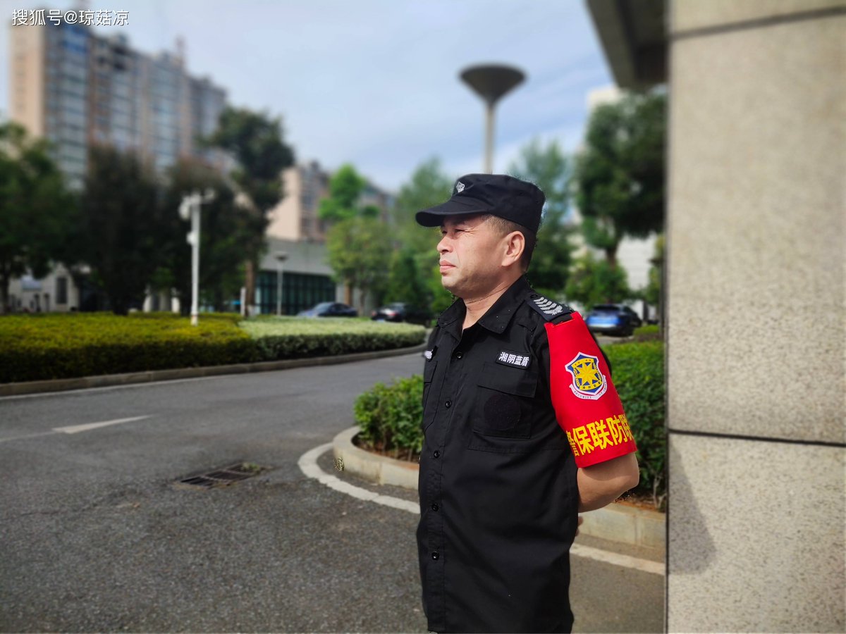 pipkz829844's tweet photo. This guard’s got a sharp eye—no weird slips or tricks gonna fly here! https://t.co/l3HdaAhxPg