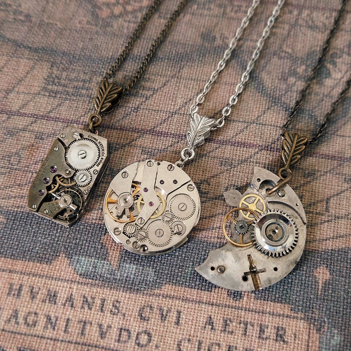 late_flower2's tweet photo. 定番の時計の部品を使ったネックレス⚙️
#土澤アートクラフトフェア
#ゴスロリパーティー https://t.co/4O1dK8urLz