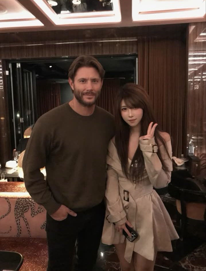 JensenAcklesPL's tweet photo. 📸 • New photo of @JensenAckles with a fan in Toronto yesterday. 
#spnfamily #jensenackles 

🔗: https://t.co/z9tdOtgP3L https://t.co/pVzoYoW0tt
