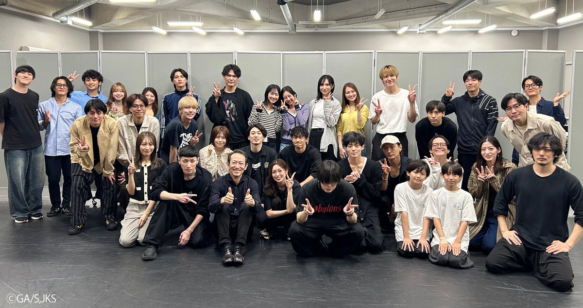 jujutsu_stage's tweet photo. 👟稽古場情報👟
舞台「呪術廻戦」-渋谷事変 前編-

先日から稽古がスタートしました✨
集合写真をお届けします📷

ここから本番まで、気を引き締めて稽古に励みます！
皆さま応援のほどよろしくお願いいたします！

【チケット情報🎫】
https://t.co/UWeIkrNtAT

#呪術廻戦  #じゅじゅステ https://t.co/ed1bEMbowt