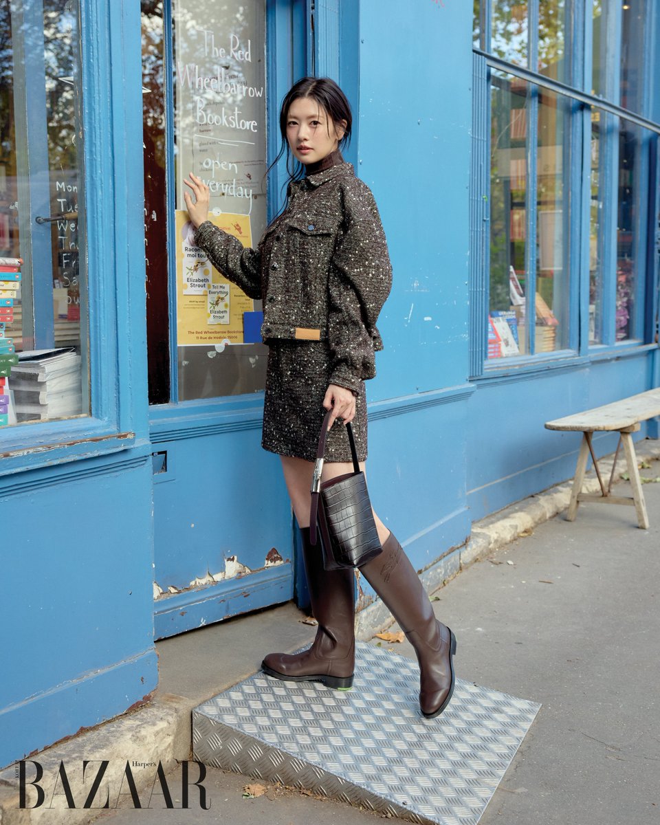 JungSominUpdate's tweet photo. The unmatched beauty! 💙 

Radiant moments with actress Jung So-min, embodying the Parisian spirit. Featuring the Longchamp FW26 collection.

You can find the photoshoot with actress Jung So-min in the October issue ✨

📸 harpersbazaarkorea

#JungSoMin #정소민 https://t.co/x22gmPVbom