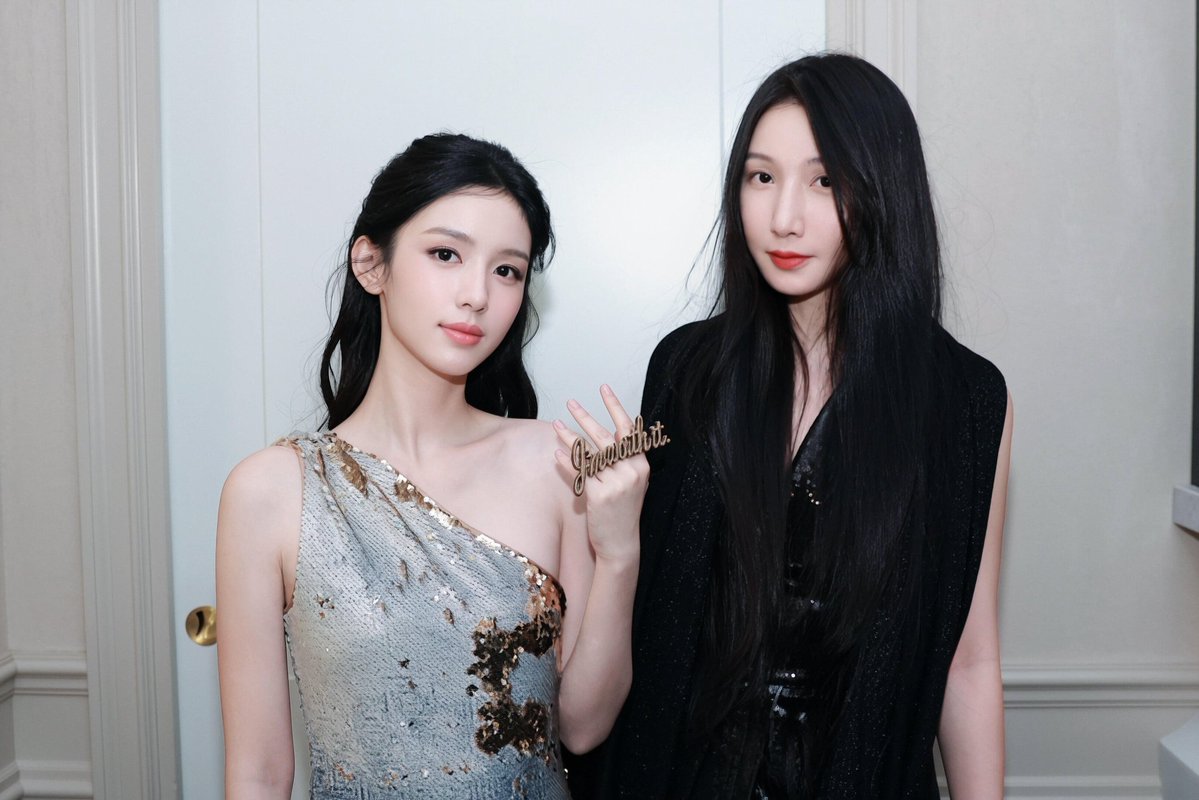 zhousohm520's tweet photo. 로레알 오뜨꾸뛰르 드레스 만들어주신 디자이너분이
저우예가 입으니 온화하면서도 힘 있는 기품이 느껴지고, 고요함 속에 단단한 내면이 숨겨져 있어
자기가 고수해왔던 동양적 기질을 보여줬다고 영광이었대//
여자 얼굴 청순하게 이쁘지

©곽서선샤오홍슈 https://t.co/bQlNSFIDyh