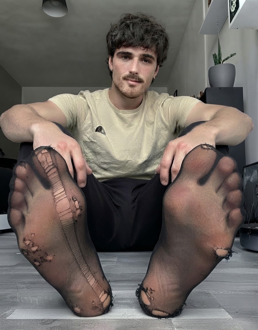 nerferkrxu's tweet photo. Jacob Elordi's socks wore out 🥲 https://t.co/G5cvCqFP2L