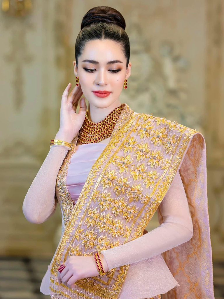 LingOrmMMFC's tweet photo. This photoshoot took place in 2022 and was recently re-uploaded by the designer. P'Ling  wore our traditional bridal attire for designer Oak Karr 💛

#Linglingkwong‌ https://t.co/wcjEvJO1rL