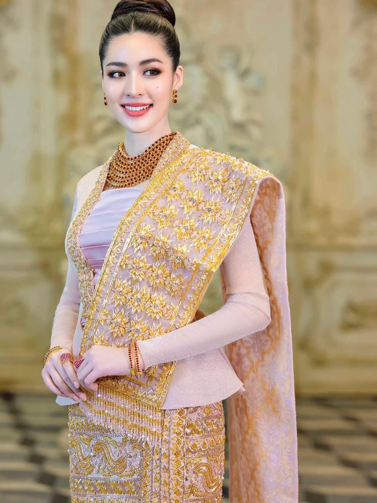 LingOrmMMFC's tweet photo. This photoshoot took place in 2022 and was recently re-uploaded by the designer. P'Ling  wore our traditional bridal attire for designer Oak Karr 💛

#Linglingkwong‌ https://t.co/wcjEvJO1rL