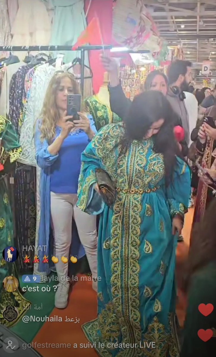 Ss3334445555's tweet photo. Foire de Paris. Stand algérien (à gauche) avec des caftans soignés bien taillés cousus à la main et stand marocain (a droite) copie bas de gamme extra large cousu à la machine. Nous ne sommes pas les mêmes https://t.co/JwPjEs7rHD