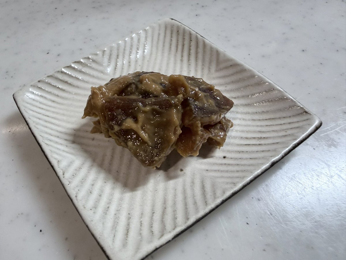 tanemaki_2024's tweet photo. 「無添加の奈良漬」って
食べたことありますか？

初めて食べたけど、
美味しすぎて飛びました。

慶長十五年創業の老舗
「総本家��くや」さんの『きざみ奈良漬』。

お漬物って実は添加物の宝庫になりがちだけど、裏面を見たら感動レベルでした。

瓜（国産）、胡瓜（国産）、生姜（国産）
漬け原材料：酒粕、砂糖、食塩

添加物ゼロ！甘味料も保存料も一切なし。

「洗わずに酒粕がついたまま食べて」と書かれてる通り、そのまま一口食べたら酒粕の豊かなコクと自然な甘みがじゅわっと広がる。

本物の発酵の力で作られたお漬物って、
こんなに角がなくて優しい味なんだと
実感しました。