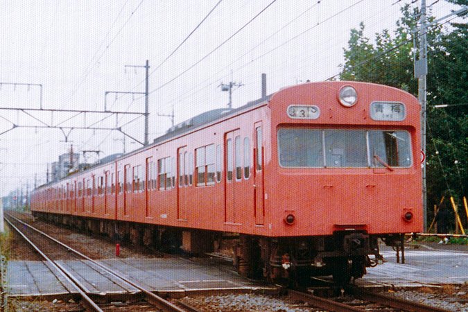 railway_thai's tweet photo. 青梅線の103系。
シールドビーム化されていない原型ライト。
今では景色もだいぶ変わっているだろうけど、まさかここにグリーン車が走るとは想像もしていなかった時代。
撮影日不明 https://t.co/I908gM7jTS