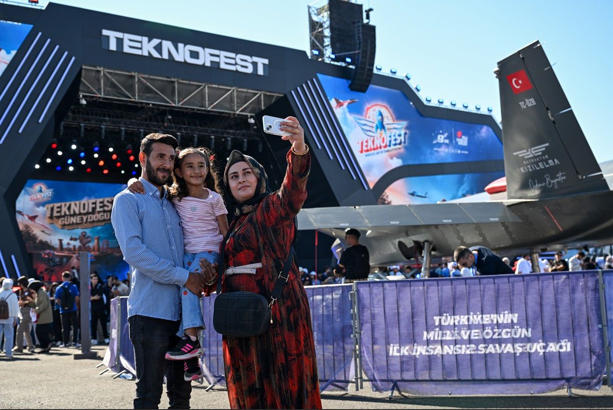 Mhmtcicek02's tweet photo. Bizim teknolojimiz, bizim gururumuz...

TEKNOFEST Güneydoğu başladı.

Havacılık, Uzay ve Teknoloji Festivali (TEKNOFEST), Şanlıurfa GAP Havalimanı'nda kapılarını ziyaretçilere açtı. Program kapsamında çeşitli gösteriler ve etkinlikler yapılıyor. https://t.co/wm9R2PwIzM
