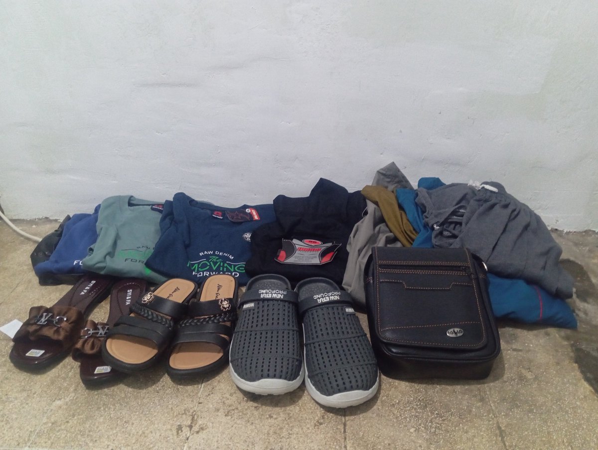 imasputra12's tweet photo. Alhamdulillah
Terima kasih kakak-kakak yang sudah support Imas🙏🏻🙏🏻
Hari ini Imas membelikan sandal buat ibu, adik, tas, kaos dan celana pendek buat Imas
Semoga Allah membalas semua kebaikan kakak- kakak.. Aamiin🤲🏻🤲🏻🤲🏻
#rezeki #bisu #tuli #ibu #beli https://t.co/cK31mrswi9