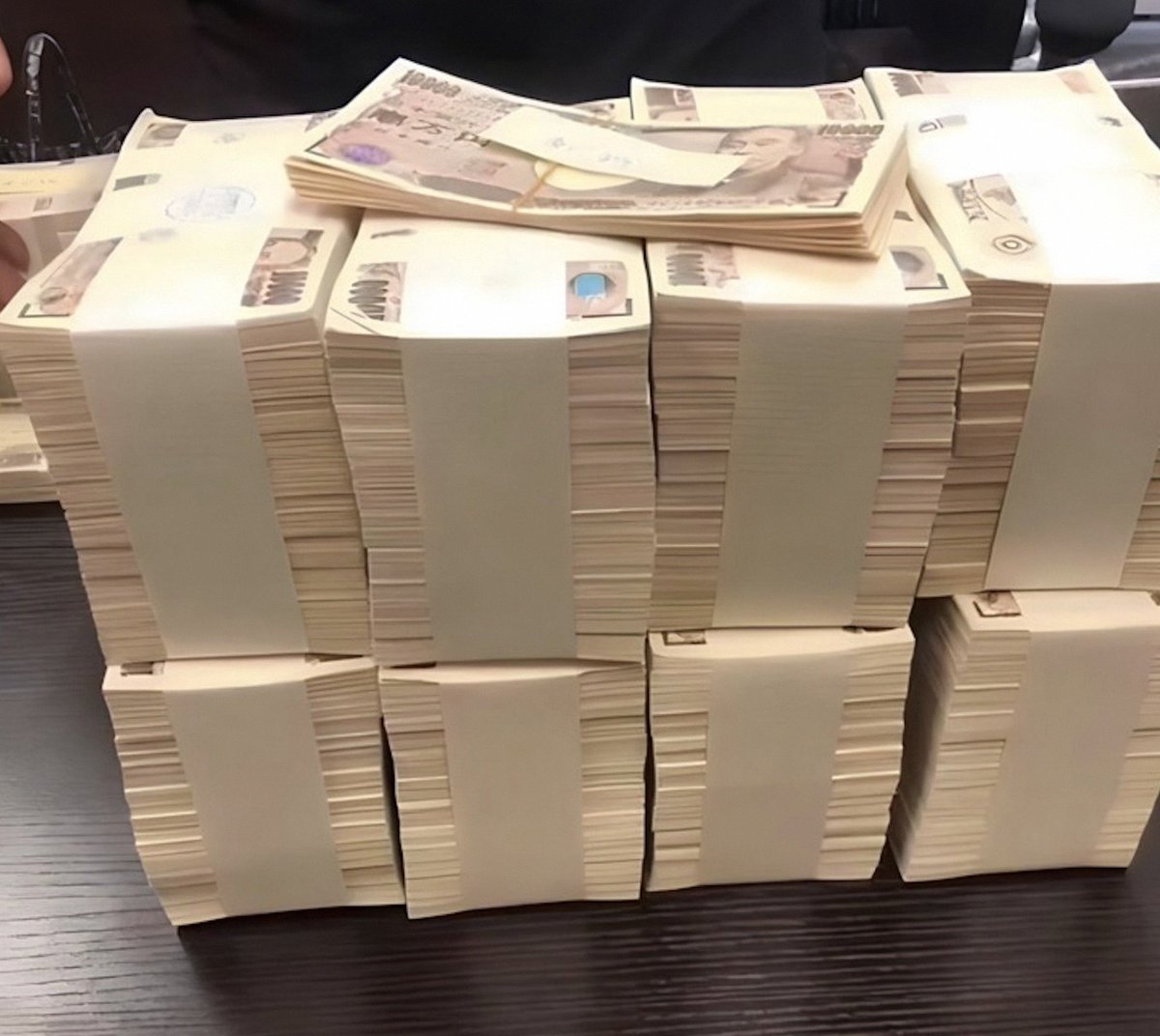 SweetTamago2p's tweet photo. もし今日、600万円もらえたら何に使う？🤔💴

① 借金を返す
② 投資する
③ 人生をもっと良くするために使う https://t.co/CbUM8SDVUg