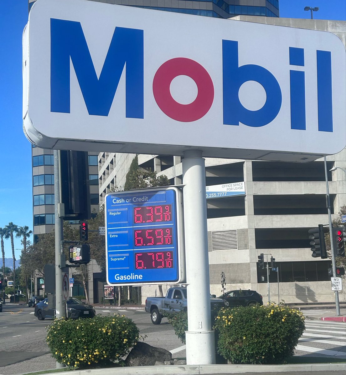 Corey_Feldman's tweet photo. OK SO LAST WEEK I WENT ON A BIT OF AN EVENLY HANDED POLITICAL  RANT SARCASTICALLY THANKING BOTH R DEMOCRATIC GOVERNOR IN CALI & R REPUBLICAN PRESIDENT 4 THE OUTRAGEOUS GAS PRICES! NOT JUST HERE IN CALI (the worst) BUT ACROSS THIS GR8 COUNTRY, WE R ALL BEING ROBBED, & OF COURSE I WAS MET W VITRIOL ON #BOTHSIDES AS IF IM NOT ALLOWED 2 COMPLAIN ABOUT R DULY ELECTED OFFICIALS! I GOT NEWS 4 U KIDS, IT IS ABSOLUTELY R JOB 2 HOLD THEM ACCOUNTABLE 2 DO THEIR JOBS, CONCESSIONS CAN & SHOULD B MADE FROM BOTH PARTIES 2 BATTLE THESE OUTRAGEOUS GAS PRICES IN EVERY ST8! THEN OF COURSE PPL TRIED 2 TELL
ME I WAS BEING DRAMATIC BCUZ THEY SAID THE PIC I SHOWED WAS THE TOP TIER & A BAD EXAMPLE, I ARGUED W MANY THAT THIS WAS A MEDIAN PRICE 4 MY AREA & NOT ON THE HIGH END, THEY SAID I WAS LYING & DIDNT HAVE PROOF,  WHEN IN FACT NOW THAT ORIGINAL PIC FROM JUST 5 DAYS AGO IS LOWER THAN  MOST PRICES I CAN FIND 2DAY, SO HERE IT IS, PROOF WE R ALL BEING SCREWED….ESPECIALLY IN CALIFORNIA! ALMOST $9 4 DEISEL!!!!!! ITS AN EMERGENCY!!!!🆘 🚨