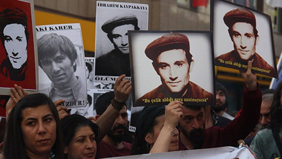 ToplumsalMht219's tweet photo. Yapay zekânın “İbrahim Kaypakkaya” cevabı tutuklama gerekçesi oldu

Genç Sosyalistler üyesi 19 yaşındaki Baran Gültekin, İstanbul’daki ev baskınının ardından “örgüt propagandası” iddiasıyla tutuklandı.

Gültekin’in sosyal medya paylaşımları dosyaya delil olarak konulurken, yapay zekâya “Hangi devrimci bana uyuyor?” diye sorması ve aldığı “İbrahim Kaypakkaya” yanıtı da tutuklama gerekçesi yapıldı.