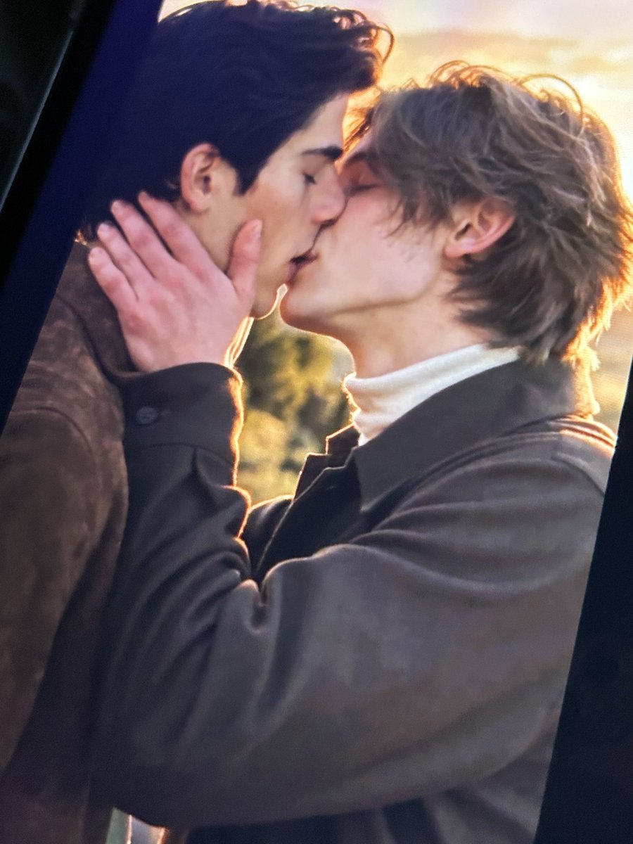 exclusivetimeo's tweet photo. Timeo kissed fabian first and then fabian avoiding timeo😭

HE KISSED HIM TWICE, TIMEO KISSED HIM TWICE😭😭😭

#ARhapsodyForTheCrownPrince https://t.co/1Z71ZM6hF2