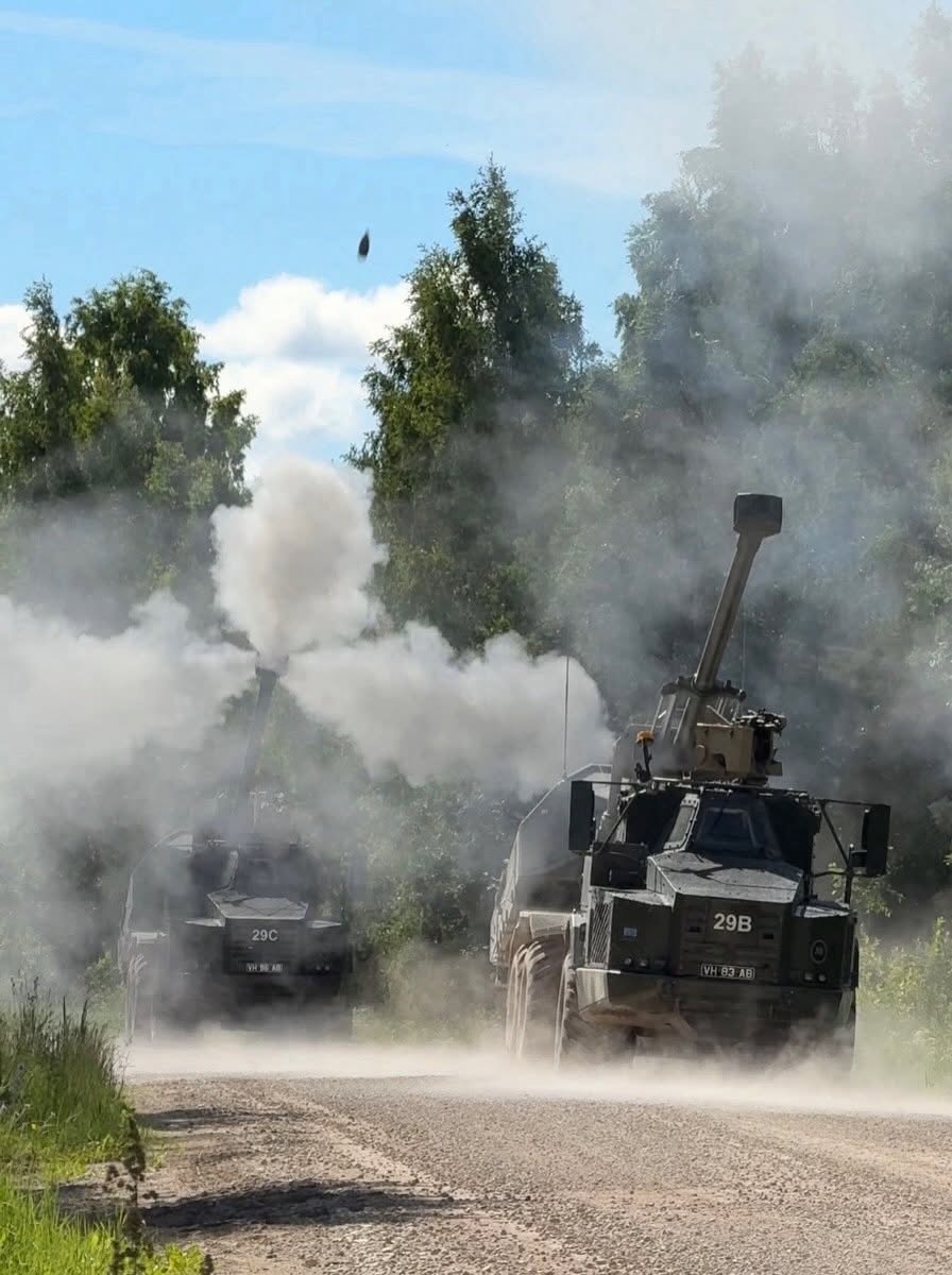 Gabriel64869839's tweet photo. 19 Royal Artillery turn at holding Army's microscopic fleet of 155 mm howitzers is coming to an end. 
The guns are now going to 4 RA, beginning with 88 Bty, as part of concentration of Estonia task into 1st Div, 4 Bde. 

19 RA will be L118 for a while before RCH155 arrives 

(28/143 Bty, 19 RA firing in Estonia, some of their last ARCHER shots; first images posted by 4 RA)