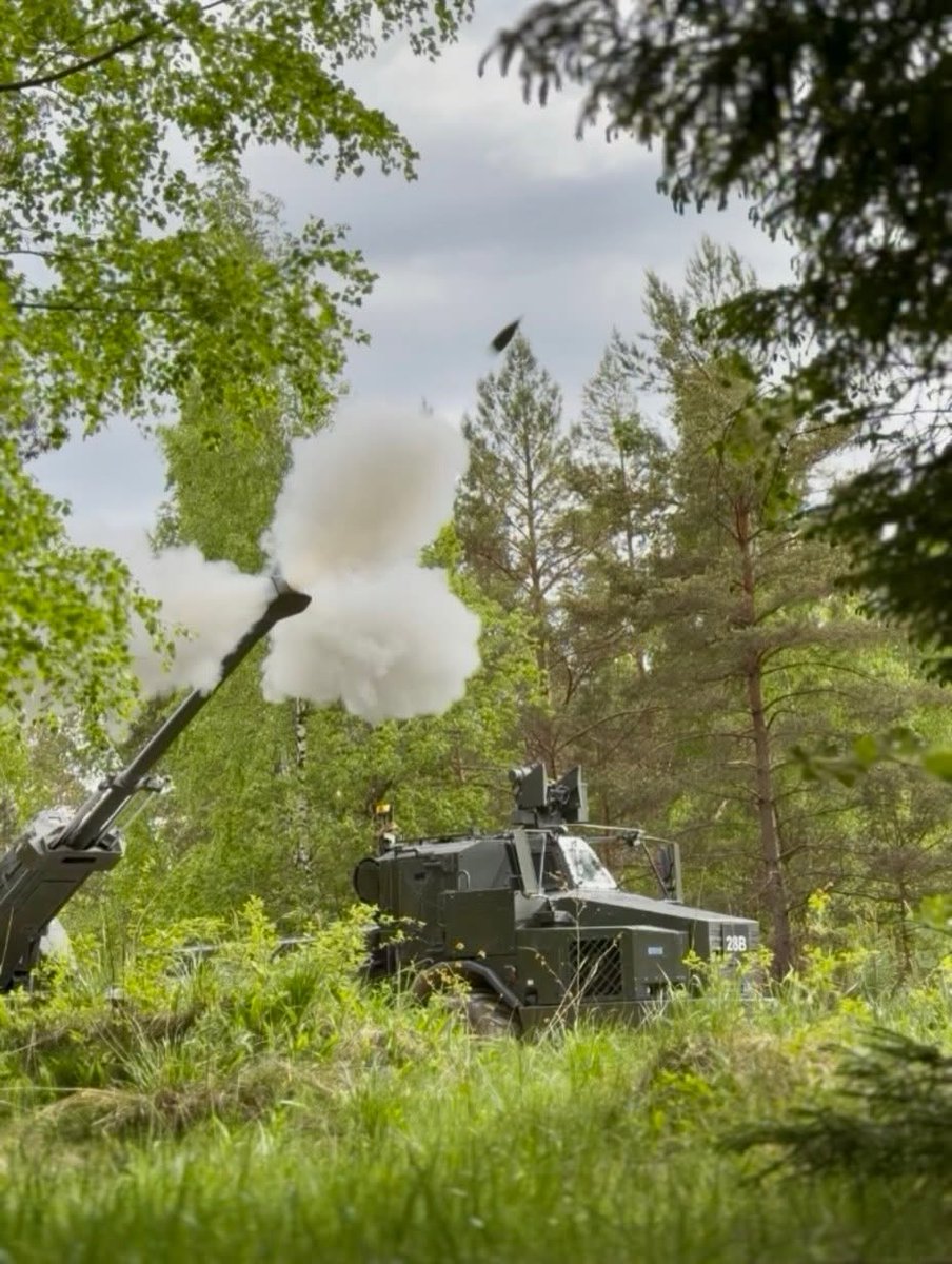 Gabriel64869839's tweet photo. 19 Royal Artillery turn at holding Army's microscopic fleet of 155 mm howitzers is coming to an end. 
The guns are now going to 4 RA, beginning with 88 Bty, as part of concentration of Estonia task into 1st Div, 4 Bde. 

19 RA will be L118 for a while before RCH155 arrives 

(28/143 Bty, 19 RA firing in Estonia, some of their last ARCHER shots; first images posted by 4 RA)