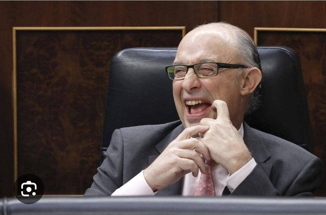ELTOLAVARA6's tweet photo. Qué sabrá éste delincuente del PP que hasta los jueces están acojonaos esperando a que prescriba su saqueo?
Si canta ,desaparece la banda pepera. https://t.co/huTYNkhZAN