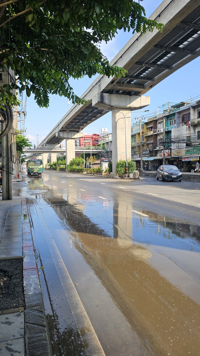 Numoogung's tweet photo. บ่ายนี้น้ำตั้งแต่ ลาดพร้าว 101 ถึงรพ.เวชธานี แห้งแล้วว เหลือแต่น้ำในซอยแล้ว รถเล็กผ่านได้แล้วววว ในทิสุดดดดด

แต่โซน 3 แยกไปลำสาลีเหมือนจะยังสูงอยู่นะะะ

#บางกะปิ #น้ำท่วม https://t.co/cov83MGcrZ