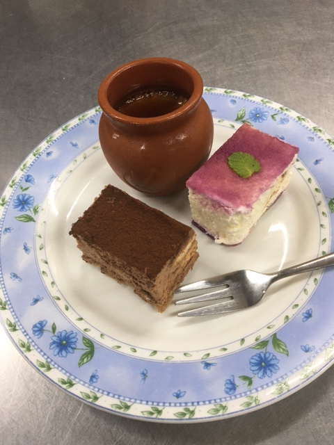 kachimasou1's tweet photo. 日間賀島カフェまりんぶるーです。本日の人気メニューは、たこカレーセット。カレー、サラダ、ケーキ、ドリンクで￥1800。 https://t.co/m2Y59zJ0X4