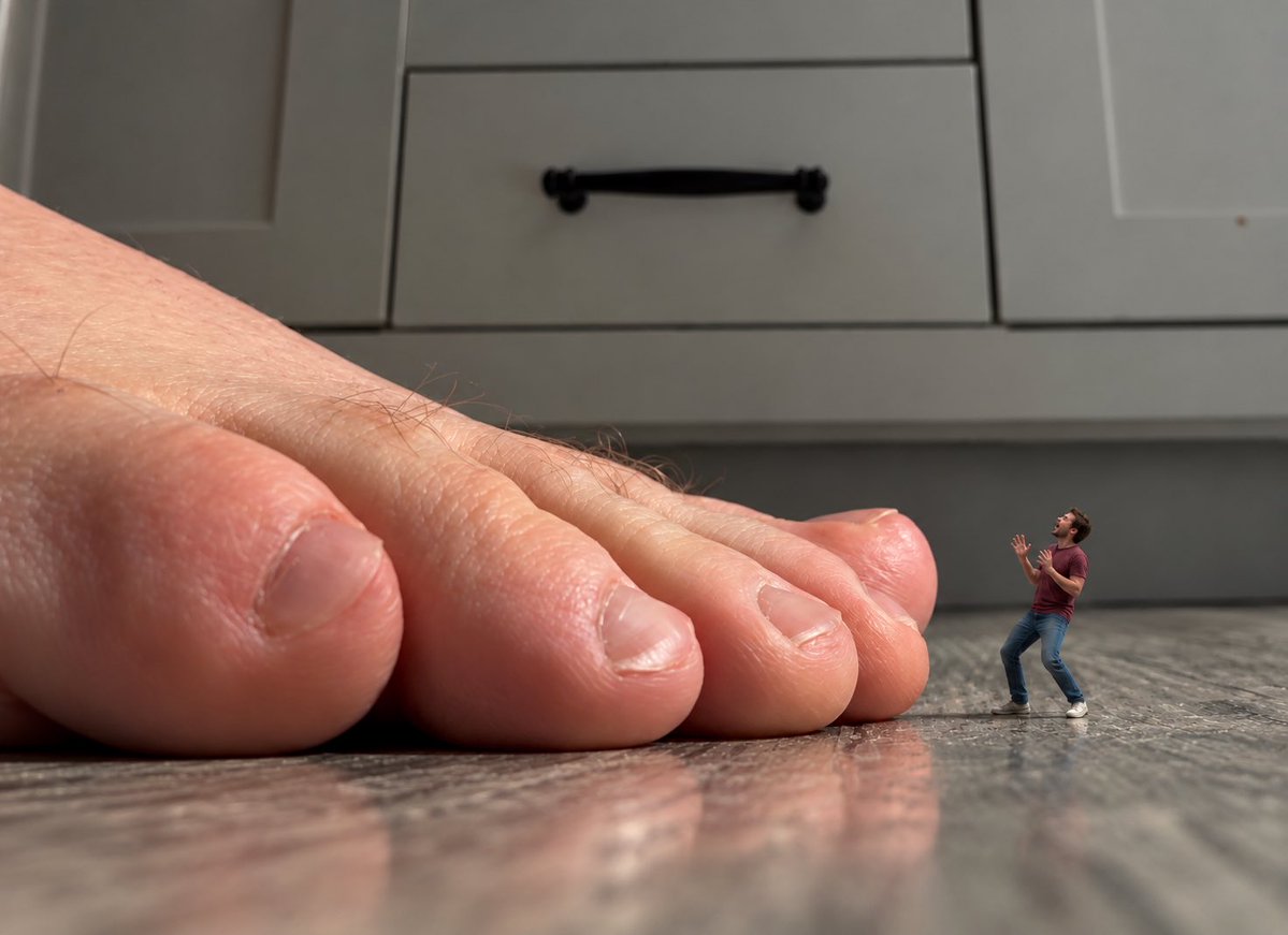 JamesVt89's tweet photo. “Screaming already… You still have a lot of shrinking left in you, and I have this fully charged shrink ray…” 😉 😏 😈 #macrophilia https://t.co/5qHeOrbnEv