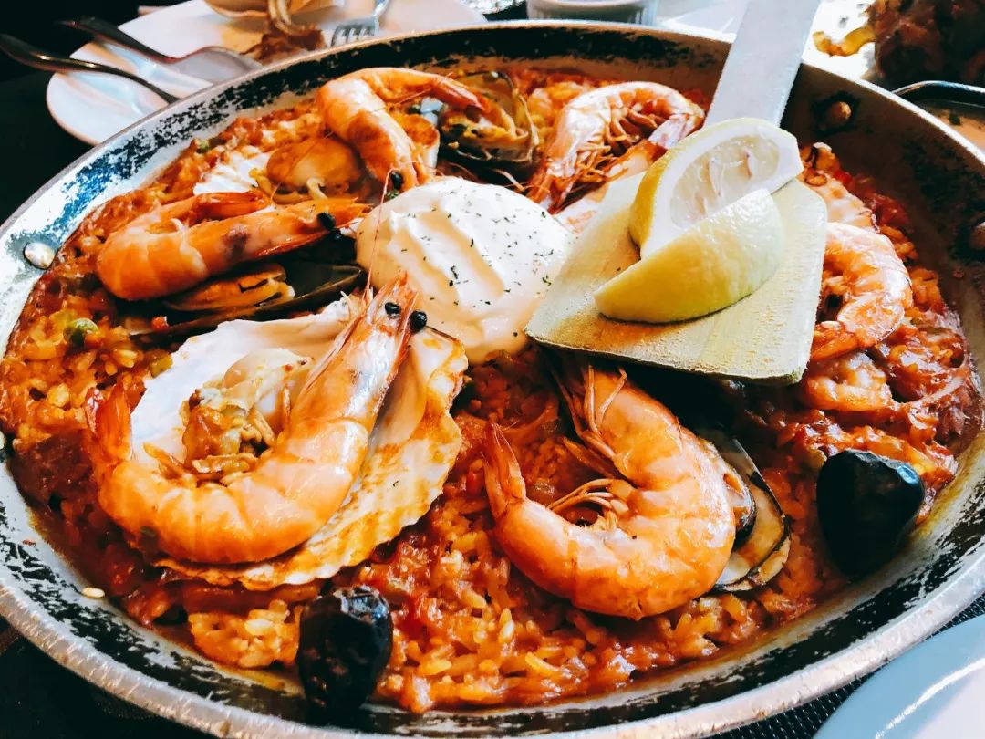 RenateButckumq's tweet photo. Hoy caminé por las calles adoquinadas de un pueblo del sur de Espaa, probé paella recién hecha y el atardecer pintó el mar de dorado. Una tarde perfecta que guardaré en mi corazón para siempre. https://t.co/uX4EF2WxRw