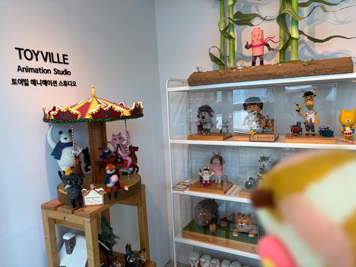 Mitotoki's tweet photo. 先日、韓国のストップモーションスタジオ「Toyville Animation Studio (https://t.co/KNLWQIatEm)」にお邪魔しました！
乾電池との記念撮影📸
#モル旅 in ソウル🇰🇷 https://t.co/uMfCgkUrDV