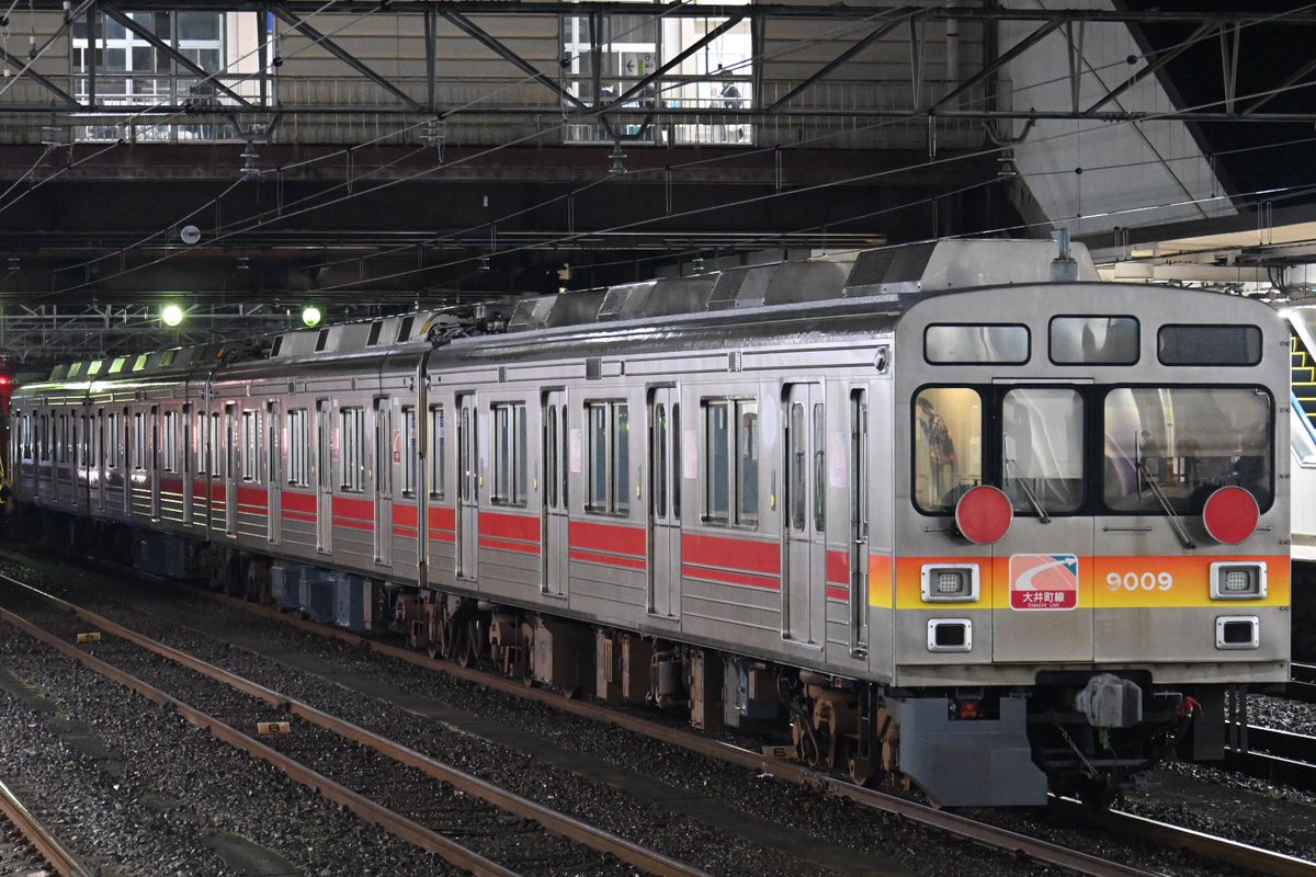 Cocoa_189_510's tweet photo. 東急電鉄大井町線の9000系9009Fの甲種輸送が長津田→八王子間で本日運行。

牽引はDD200-19で、先に運ばれた9020系9023Fと同様に"サステナ車両"として「西武鉄道に譲渡」になる模様・・早いペース！

旧2000系の9020系の方・・たぶん西武の7000系になるだろうが、VVVF等は既に更新済だし区分どうなる？ https://t.co/e0EleKtGUL