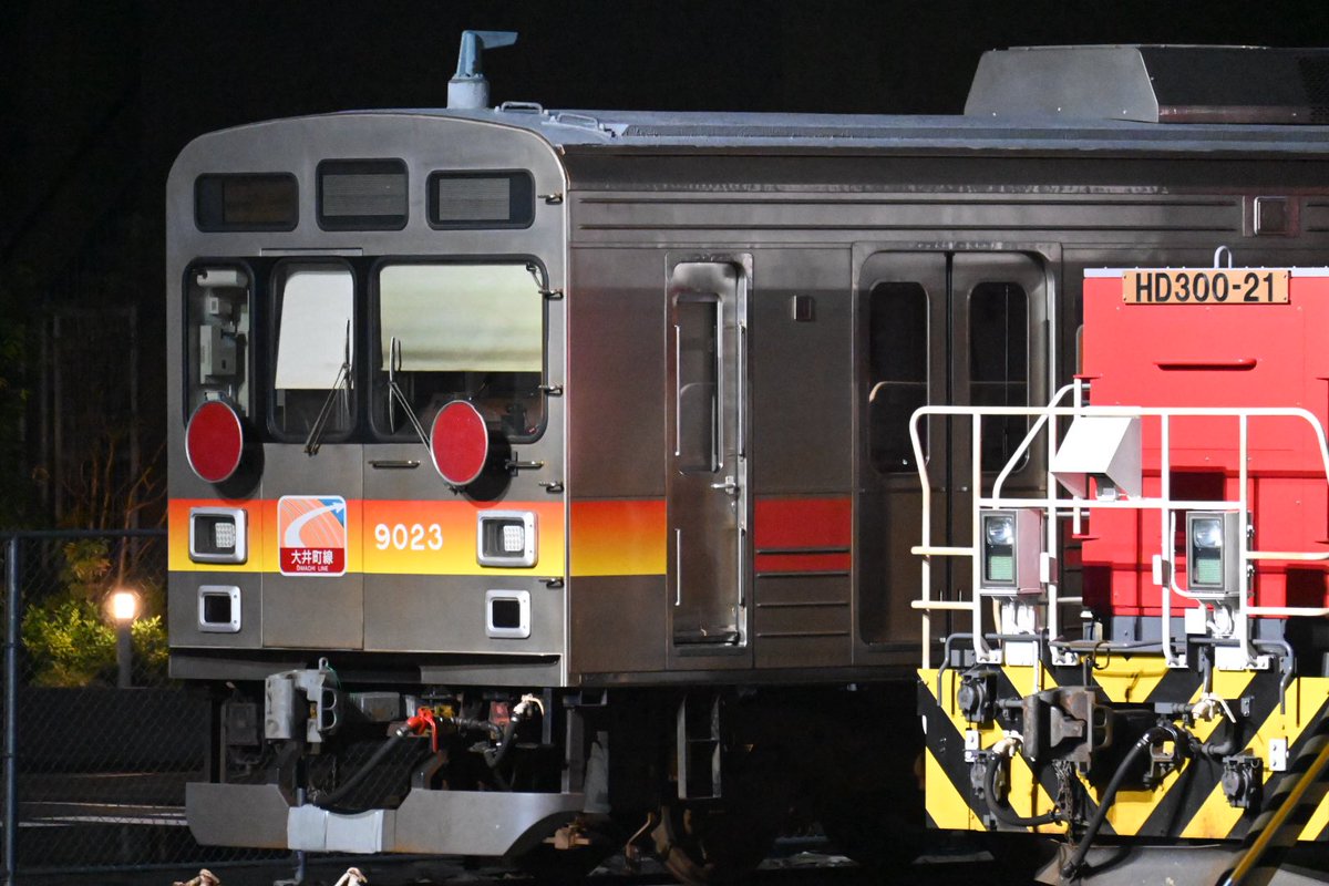 Cocoa_189_510's tweet photo. 東急電鉄大井町線の9000系9009Fの甲種輸送が長津田→八王子間で本日運行。

牽引はDD200-19で、先に運ばれた9020系9023Fと同様に"サステナ車両"として「西武鉄道に譲渡」になる模様・・早いペース！

旧2000系の9020系の方・・たぶん西武の7000系になるだろうが、VVVF等は既に更新済だし区分どうなる？ https://t.co/e0EleKtGUL