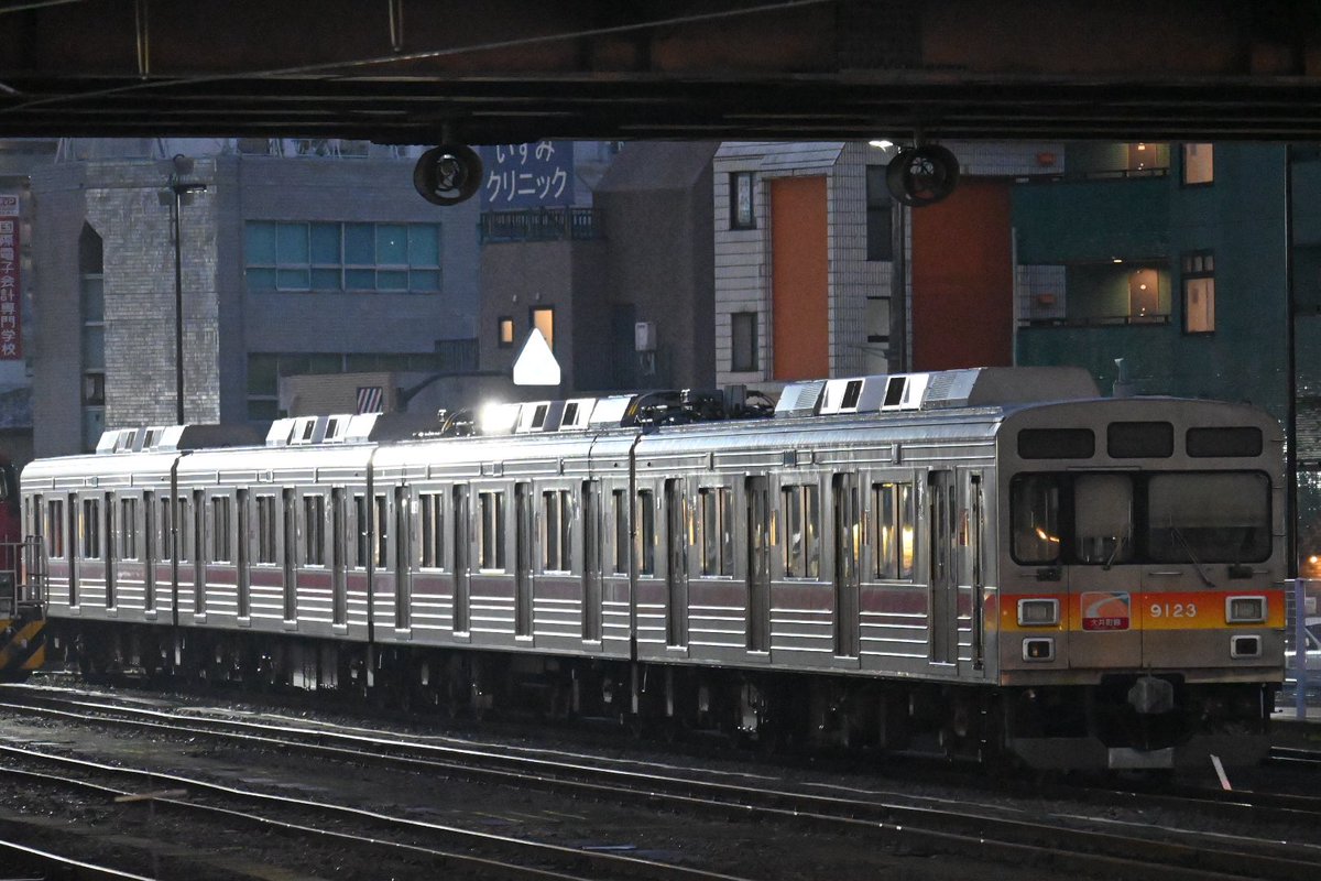 Cocoa_189_510's tweet photo. 東急電鉄大井町線の9000系9009Fの甲種輸送が長津田→八王子間で本日運行。

牽引はDD200-19で、先に運ばれた9020系9023Fと同様に"サステナ車両"として「西武鉄道に譲渡」になる模様・・早いペース！

旧2000系の9020系の方・・たぶん西武の7000系になるだろうが、VVVF等は既に更新済だし区分どうなる？ https://t.co/e0EleKtGUL