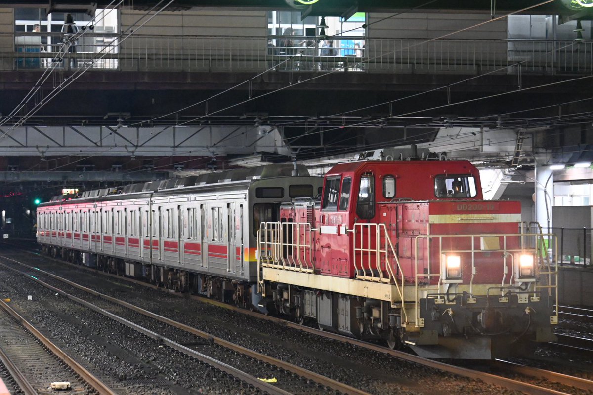 Cocoa_189_510's tweet photo. 東急電鉄大井町線の9000系9009Fの甲種輸送が長津田→八王子間で本日運行。

牽引はDD200-19で、先に運ばれた9020系9023Fと同様に"サステナ車両"として「西武鉄道に譲渡」になる模様・・早いペース！

旧2000系の9020系の方・・たぶん西武の7000系になるだろうが、VVVF等は既に更新済だし区分どうなる？ https://t.co/e0EleKtGUL