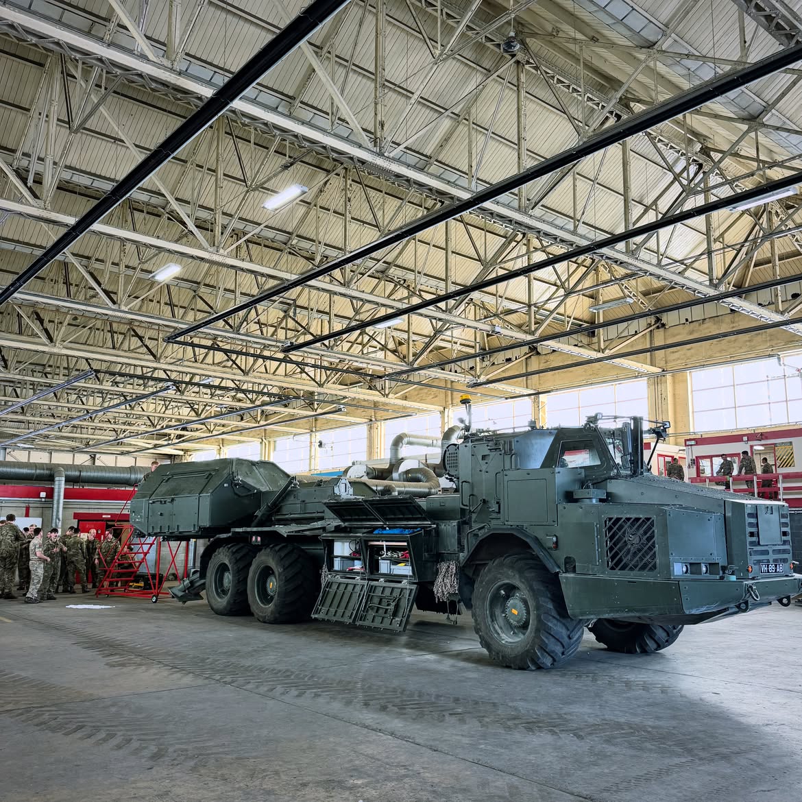 Gabriel64869839's tweet photo. 19 Royal Artillery turn at holding Army's microscopic fleet of 155 mm howitzers is coming to an end. 
The guns are now going to 4 RA, beginning with 88 Bty, as part of concentration of Estonia task into 1st Div, 4 Bde. 

19 RA will be L118 for a while before RCH155 arrives 

(28/143 Bty, 19 RA firing in Estonia, some of their last ARCHER shots; first images posted by 4 RA)