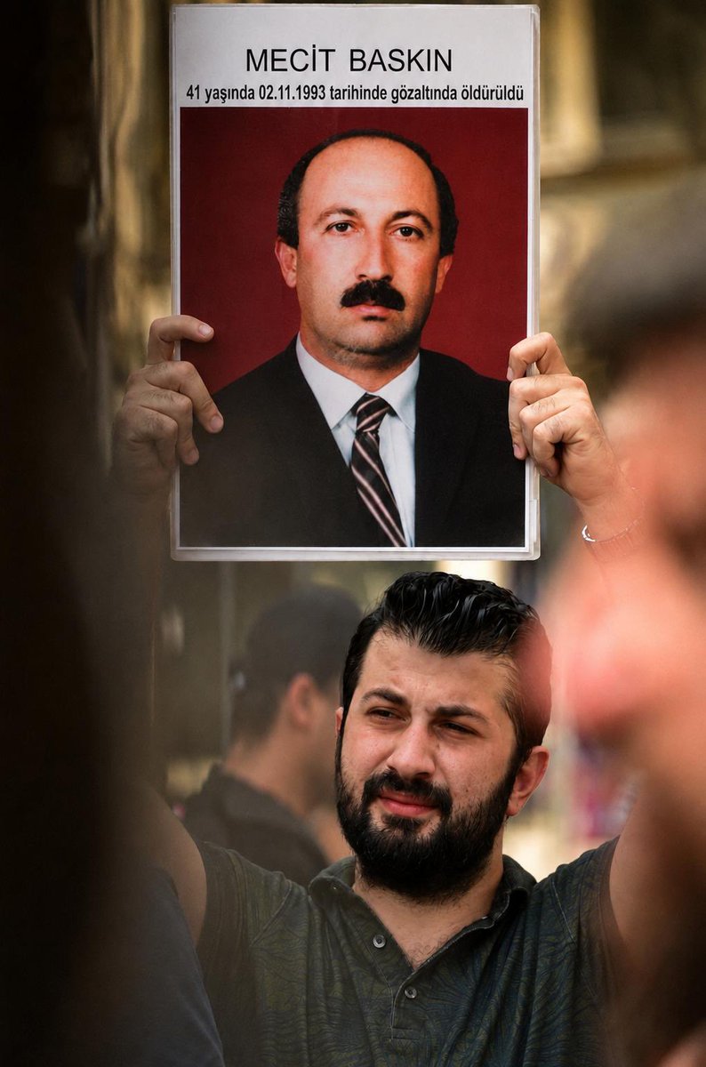 erenbaskin's tweet photo. Babam Abdülmecit Baskın 33 yıl önce bugün Ankara’nın göbeğinde gözaltına alındı ve katledildi. Aradan geçen 33 yıla rağmen adalet arayışımızdan vazgeçmedik, vazgeçmeyeceğiz.

Bugün, babamın katledilmesinin yıl dönümünde, Adalet Bakanlığı bünyesinde kurulan Faili Meçhul Suçları Araştırma Dairesi’ne başvuruda bulundum.

Bizim için adalet, yalnızca geçmişin karanlıkta bırakılmış dosyalarının yeniden açılması değil; o karanlığı yaratanların, bu suçları işleyenlerin ve işlenmesine zemin hazırlayanların hukuk önünde hesap vermesidir.

Babam Abdülmecit Baskın’ın ve faili meçhul cinayetlerde katledilen tüm insanların hesabı sorulana, hakikat açığa çıkarılana ve sorumlular adil bir yargı önünde hesap verene kadar mücadelemizi sürdüreceğiz.