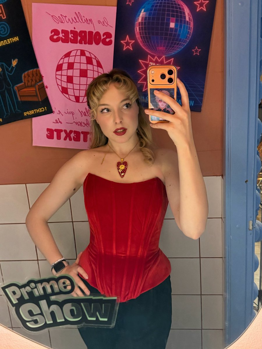curly_detective's tweet photo. the duality of a woman 🎀

суббота vs воскресенье https://t.co/b93BpEYrnM