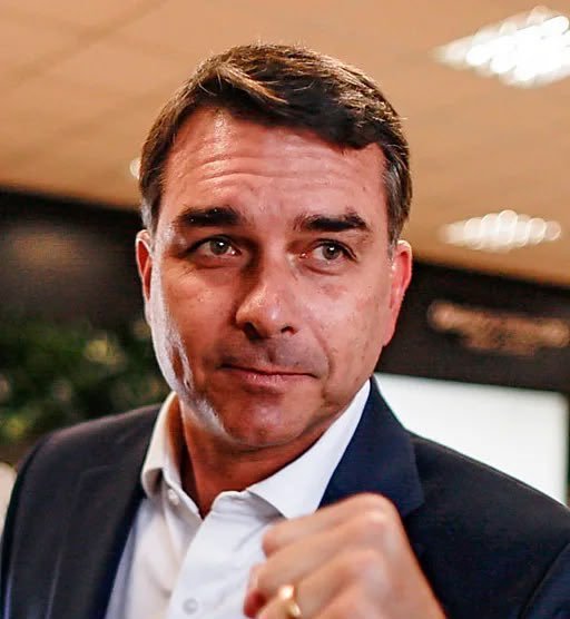 kalielcomenta's tweet photo. Mirella começou a seguir Flávio Bolsonaro no Instagram. https://t.co/9GM9B0eO9l