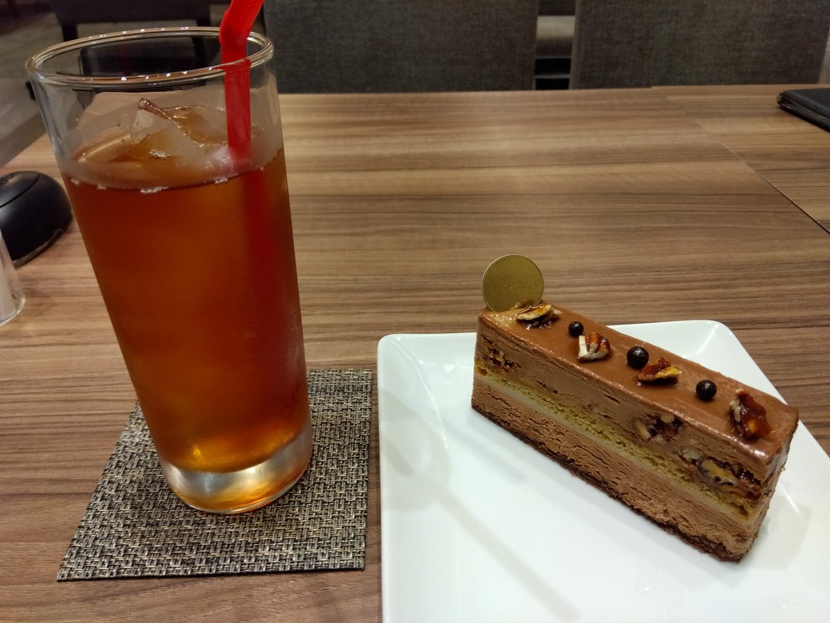 Eva19800706's tweet photo. 今日は、小雨の降る中、大船で用事を済ませ、ル・ミリュウさんでケーキセット。1,100円から1,300円に値上がりしてた。キャラバン（キャラメル、チョコ、バナナ、スパイス）とアイ��ティ。今日はコーヒーな気分じゃなかった。家事に仕事に用事に疲れた1日でした。 https://t.co/CaERhdmPXS