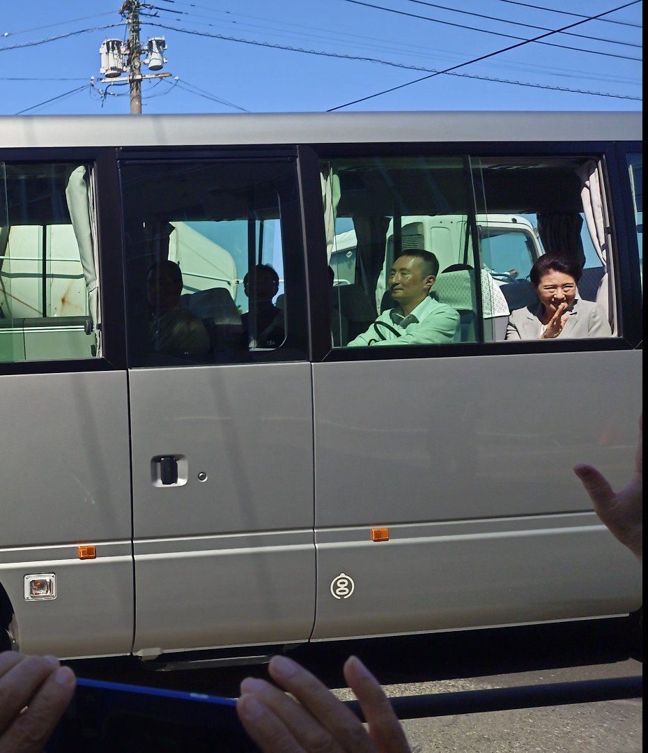 hassy764's tweet photo. 皇后陛下。
この時は天皇陛下は歩道側の席にはいらっしゃらなかったため、お見かけすることができませんでした。感極まり、雅子さま〜と声が自然と出てました。
熊本の事を思い、出向いて頂けたことに感謝です。
一瞬だったので、動画もピントが合わず、
奇跡的にあってたところをキャプチャしました😇 https://t.co/qVHHwg1qcc