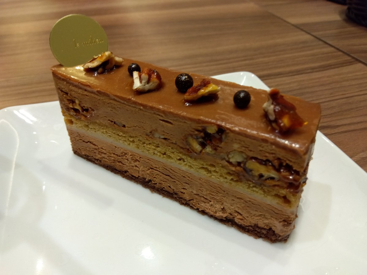 Eva19800706's tweet photo. 今日は、小雨の降る中、大船で用事を済ませ、ル・ミリュウさんでケーキセット。1,100円から1,300円に値上がりしてた。キャラバン（キャラメル、チョコ、バナナ、スパイス）とアイ��ティ。今日はコーヒーな気分じゃなかった。家事に仕事に用事に疲れた1日でした。 https://t.co/CaERhdmPXS