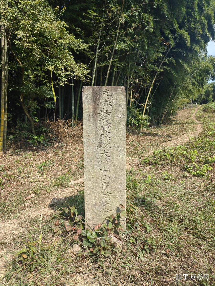 zlix_3419wz's tweet photo. At the old tomb area, a small grain depot beside the ancient official road has a mysterious inscribed plaque with words like "辟 evil and store grain" on it, making people guess its past. https://t.co/xeF8RgbidU