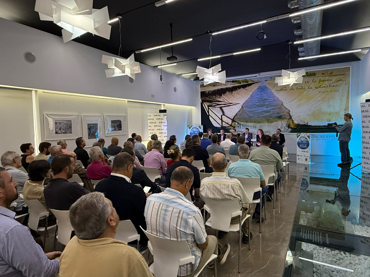 scrats_regantes's tweet photo. 💧 Compartimos algunas fotografías de la II Mesa del #Agua del Sureste, que se está celebrando en Huércal-Overa.

#SCRATS participa en la mesa “Conectando con las necesidades del Territorio”, abordando el futuro hídrico del sureste y del #TrasvaseTajoSegura.

#SCRATS #Trasvase https://t.co/gGbapMeVfx