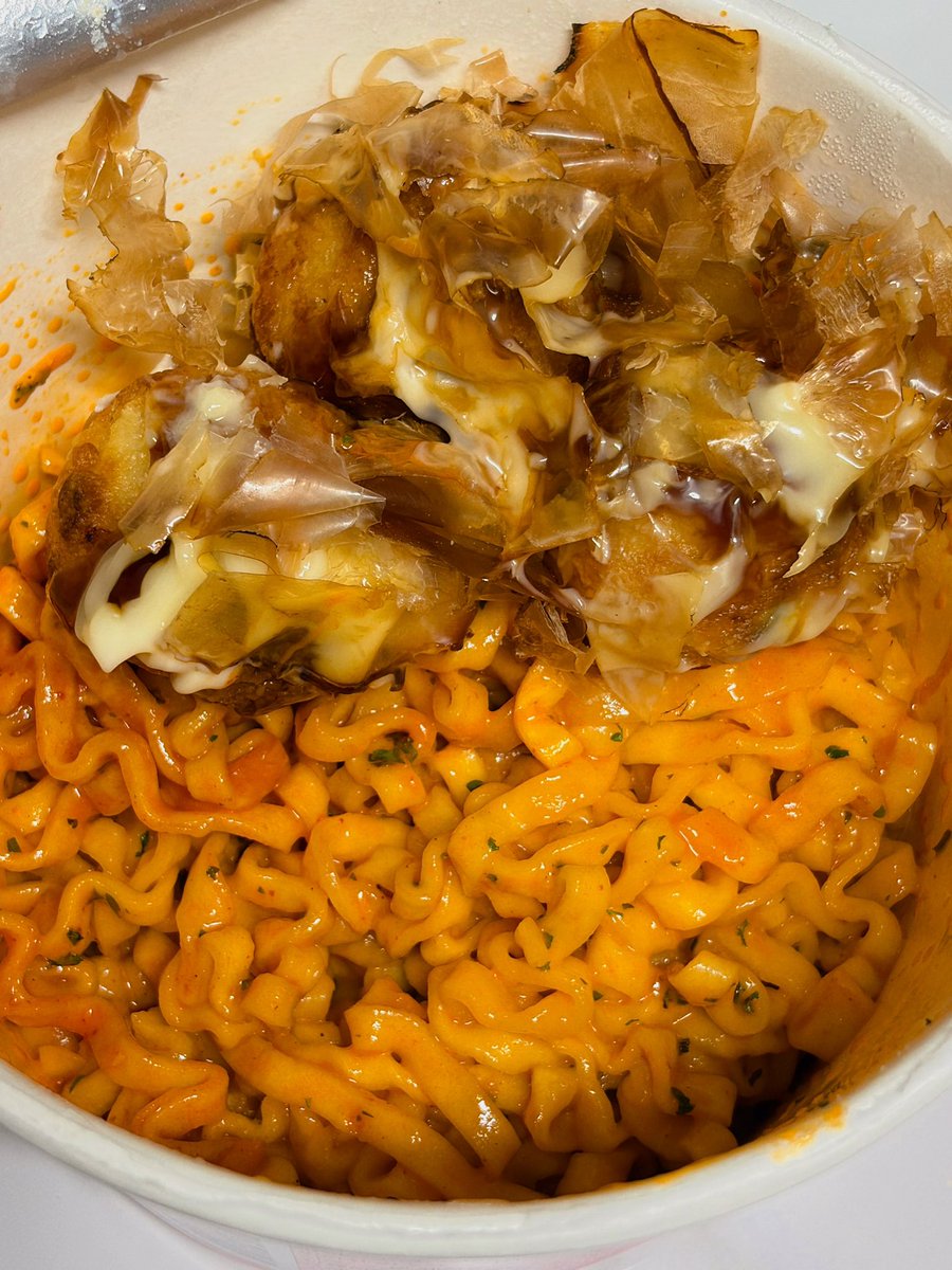 dontstarvegari's tweet photo. 불닭볶음면 맛있게 먹는법 타코야키랑 같이 먹는다 🐙🐙🐙 https://t.co/8jNYuS0T1K
