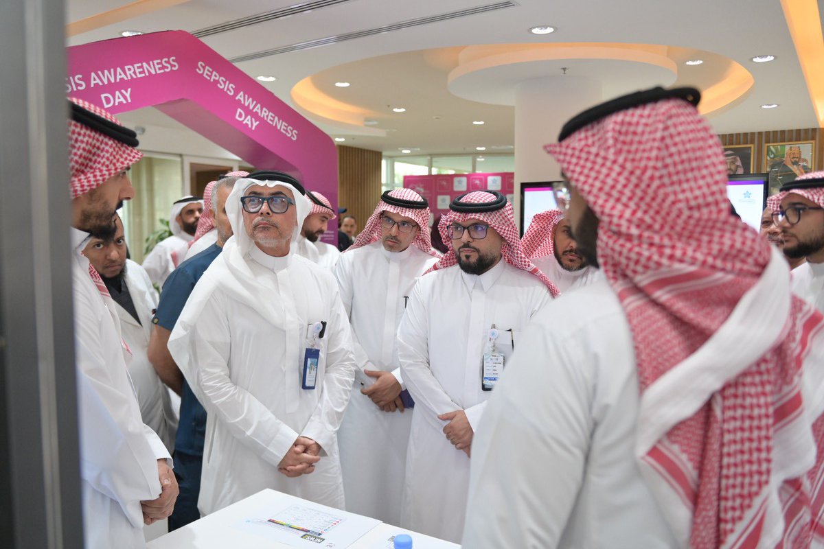KAMC_MAKKAH's tweet photo. #يحدث_الآن | 📸

المدير العام التنفيذي لـ #مدينة_الملك_عبدالله_الطبية
الدكتور عادل بن عبدالقادر طاش، يفتتح فعالية #اليوم_العالمي_للإنتان 

تحت شعار:
«تعرّف مبكرًا، عالج مبكرًا، وأنقذ حياة»

وت��دف الفعالية إلى خوض رحلة تفاعلية للتعرّف على عبء الإنتان وأهميته، وتأثيره على المرضى والمنظومة الصحية، مع التعريف بأهمية الكشف المبكر والتدخل السريع، وتعزيز الممارسات الصحية للحد من مضاعفاته.
وتستهدف جميع مقدمي الرعاية الصحية.

#مكة_مدينة_القلب_الآمن