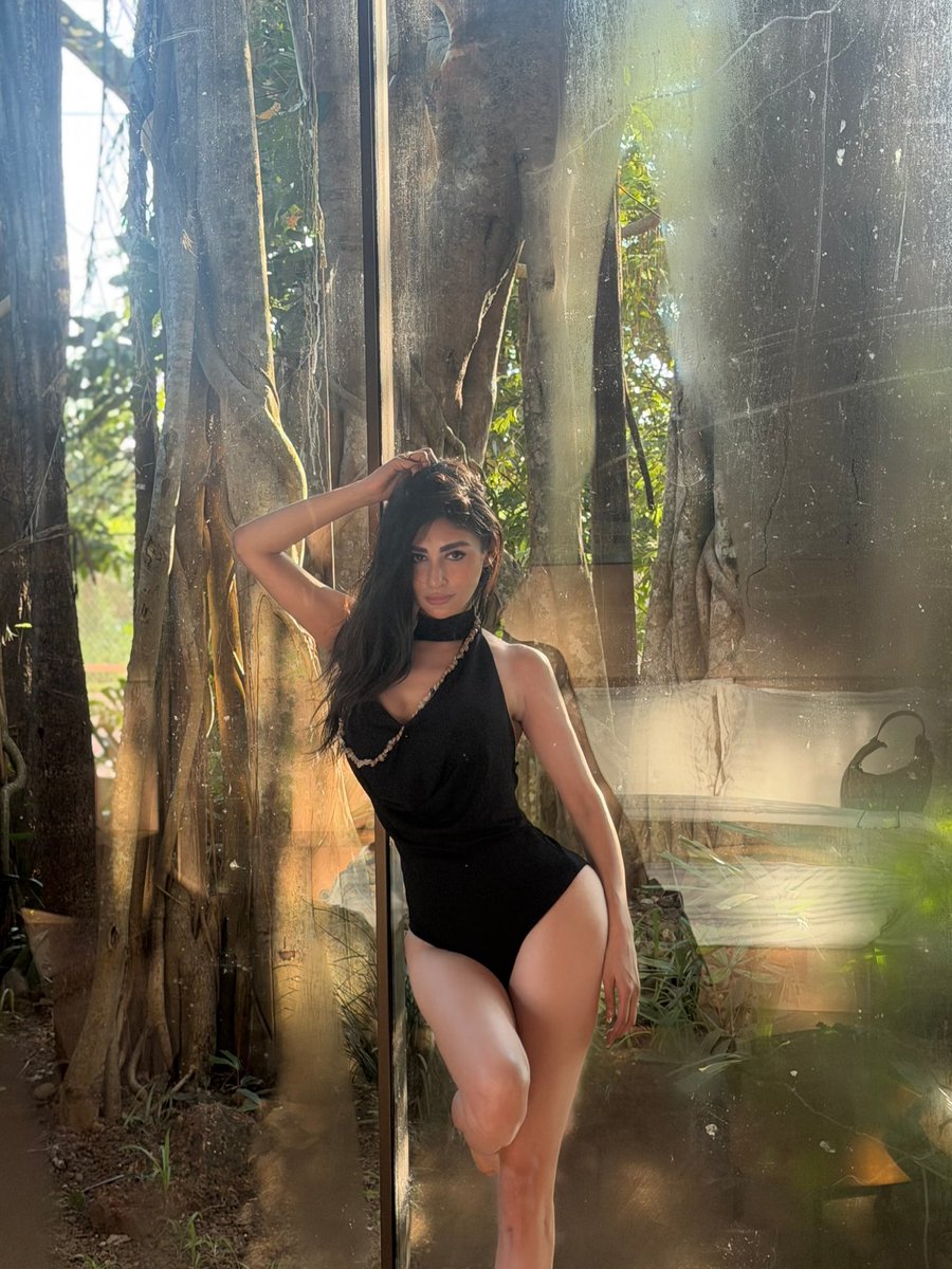 BollywoodSirens's tweet photo. The Mesmerising @Roymouni looks Fresh in her latest Holiday Pics 

#BollywoodSiren #MouniRoy #Mouni #Hottie #Vacation 

Mouni Roy latest Holiday Stills https://t.co/gZvaQg2e52