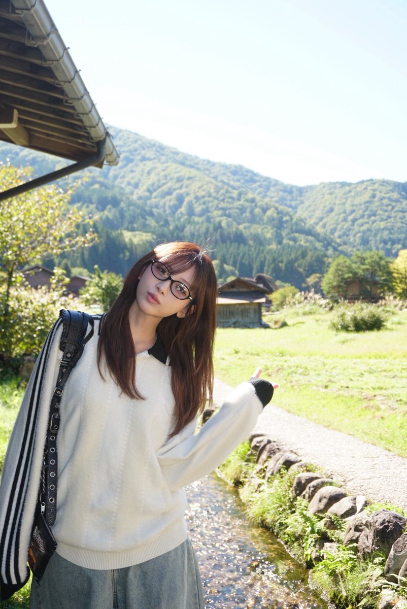 hayase_aya's tweet photo. ずっと行きたいって言ってた念願の白川郷に行ってきた〜！

地域の方がすごくお優しくて、ご飯も美味しくて、景色も絶景で、想像通り最高だった🥰 https://t.co/CHp6KU0Kf9