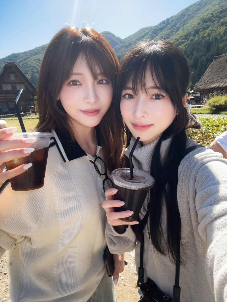 hayase_aya's tweet photo. ずっと行きたいって言ってた念願の白川郷に行ってきた〜！

地域の方がすごくお優しくて、ご飯も美味しくて、景色も絶景で、想像通り最高だった🥰 https://t.co/CHp6KU0Kf9