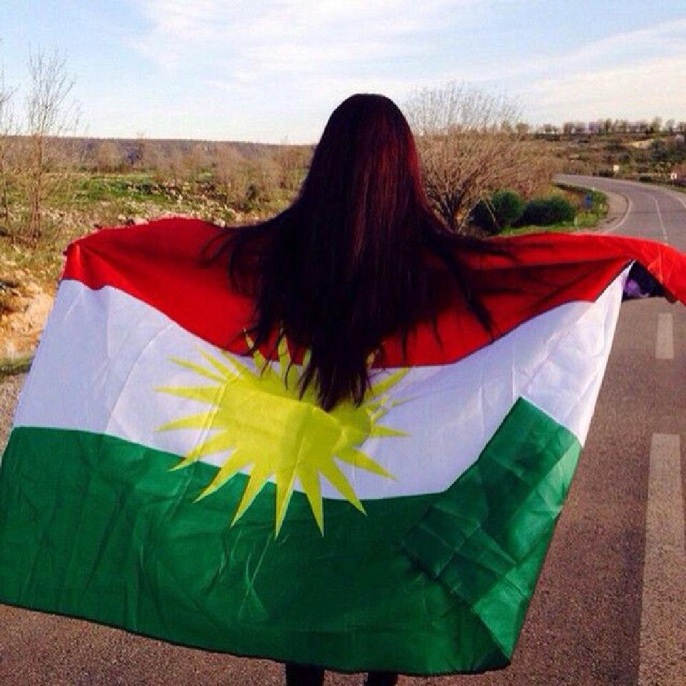 jindaraxe's tweet photo. Ortadoğu, Bağımsız Kürdistan Devleti'ne gebe.

Mesele artık yalnızca “doğacak mı?” sorusu değil;
doğumun ne kadar sancılı olacağı, kaç sınırı sarsacağı ve eski düzenin bunun bedelini nasıl ödeyeceği.

Tarih bazen kapıyı çalmaz.
Duvarı yıkarak girer. https://t.co/FsRxi70jPw