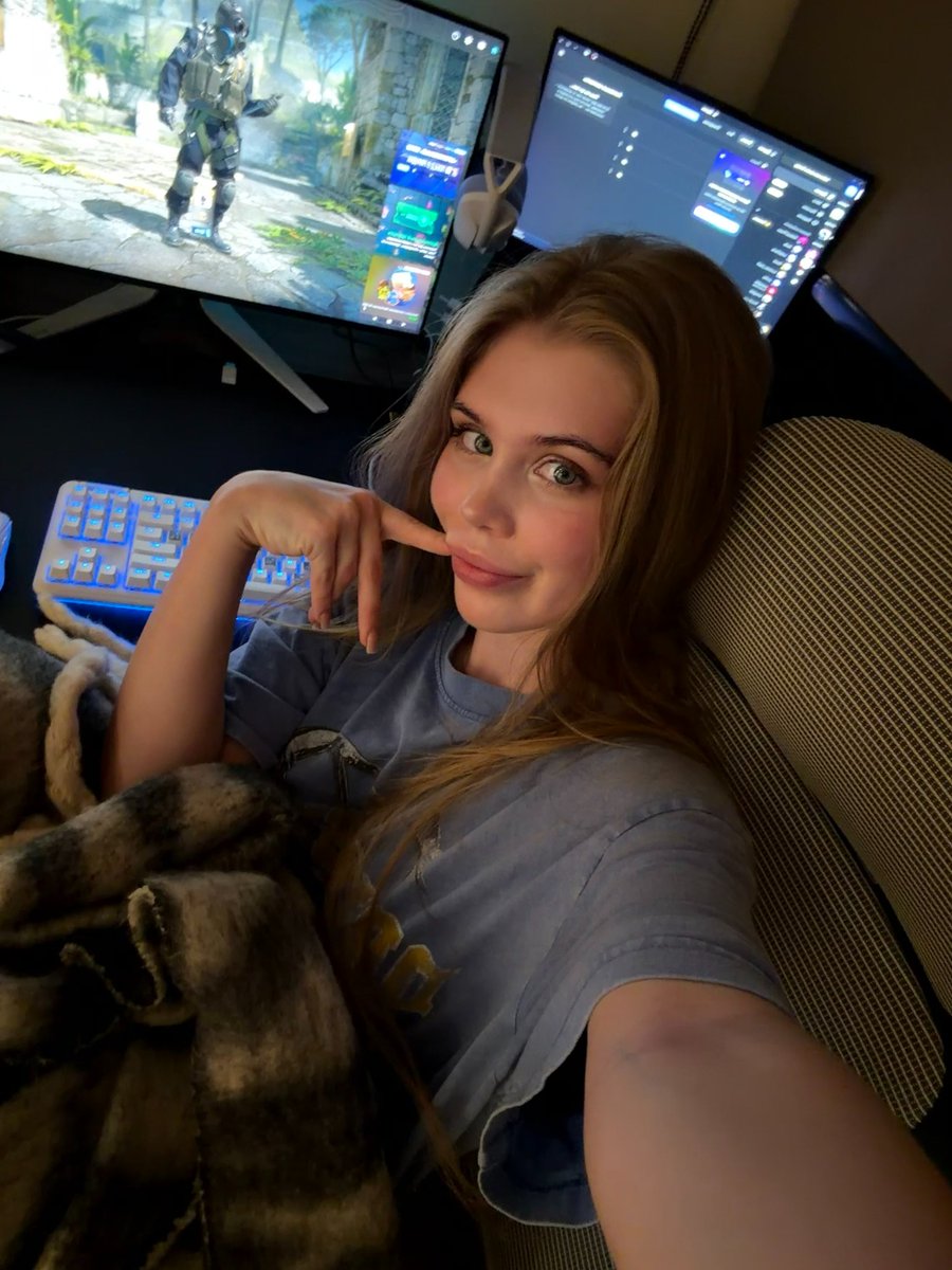 OnlyDashaAngel's tweet photo. Cozy gamer girl checking in… miss me? https://t.co/LVkUuEGCzq